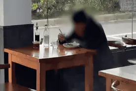 女子独坐喝酒流泪，老板娘一个动作太暖心…图片