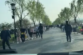 突发！断桥冲上一辆车，小伙一路“狂飙”！这4分钟惊心动魄图片