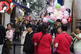 城市观察｜住在网红街的“老长沙”：装隔音玻璃，在喧嚣里准点入睡图片