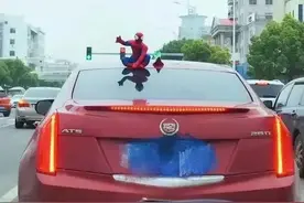 车身粘贴玩偶，既不安全还违法！图片