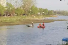 男孩玩空中项目途中意外落水，父亲见状下水营救不幸离世视频封面