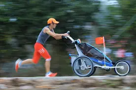 “爸爸快跑”——这位父亲，推着儿子跑过五十八个马拉松图片