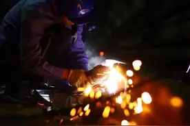 探访成都地铁检修：夜间4小时 “地铁医生”奏响劳动者之歌图片