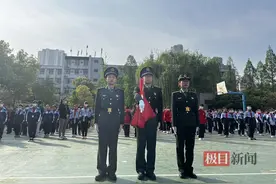 敬礼！大学生和小学生一起升国旗图片