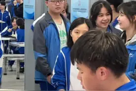 用琴声“伴饭”，高中食堂秒变音乐餐厅图片