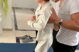 湖南这个小女孩改写“可能终生都要坐轮椅”的命运，现在还能骑车！图片