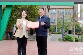 “校农合作教学”助成长 中国好人邓述东将农业知识搬进校园图片