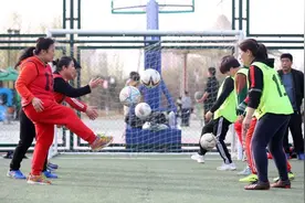 这支“50岁+”女子足球队要踢到“时光尽头”图片