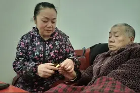 咸安孝女照顾偏瘫母亲14年：你养我长大，我陪你变老！图片
