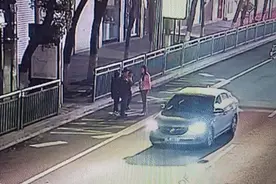 拍卖古董赚30万？热心女孩：你被骗了，我报警！图片