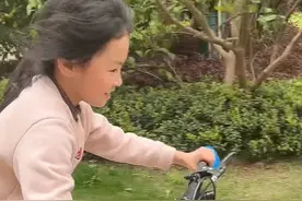 改写命运！瘫痪小女孩复健3年，能骑自行车了图片