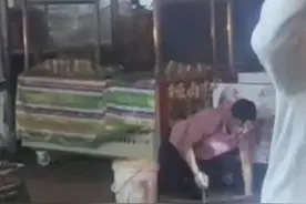 网友曝光四川德阳市区一男子凌晨捞地沟油 当地回应：立即调查图片