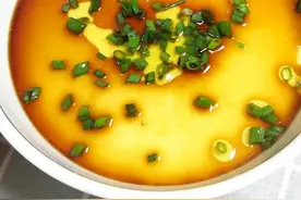 做出嫩滑如镜的完美鸡蛋羹，关键就在这碗水！图片