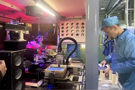 行走齐长城｜挂墙上的光伏板，一年可发电230度图片