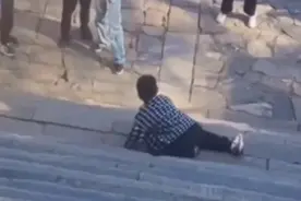 果然视频丨可得注意安全！一男孩爬泰山从台阶上滚下来，幸无大碍图片