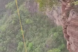 景区回应男子蹦极遇停电被挂空中20分钟：手动摇杆将其摇了上来图片