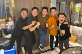 邓超晒初代跑男合照配文“we are伐木累”，“伐木累”商标曾遭抢注图片