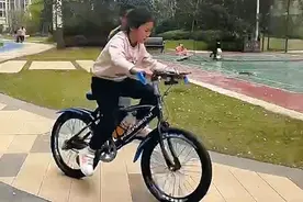 用坚强创造奇迹 被宣告“终身瘫痪”的小女孩能骑车了图片