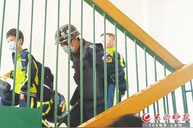 连续十几天背受伤学生进教室 长沙县这个学校保安很有爱图片