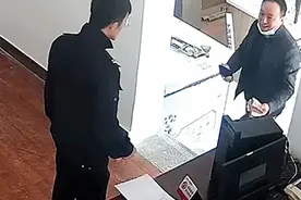 一路掉了五沓钱，多亏出租车司机和大爷凑齐了……图片