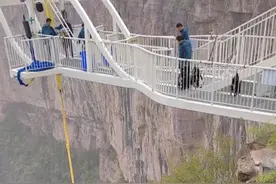 景区回应“一人蹦极被挂半空”：工作人员测试时遇停电，已安全获救图片