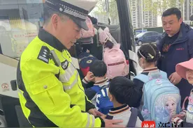 春意正浓学生春游季来临，南京江北交警护航师生“游”图片