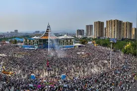 中缅边民大联欢暨芒市地区泼水狂欢节开幕图片