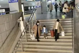 上海火车站这段地下通道为何这么难走？记者和人大代表实地探访图片