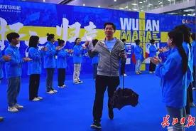 武汉马拉松今天可领报名物资！他们第一个领到装备→图片
