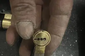 上海一快递员遭投诉后，竟这样报复图片