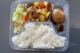 杭州机场出境“找不到吃的”？机场回应：T4马上有6家餐饮将开业，近期出境建议大家在安检前就餐图片
