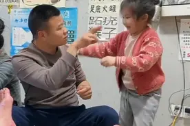 被暖到了！聋哑父亲给客人修脚 女儿秒变“翻译官”图片