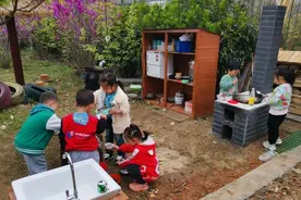 老灶台、玩泥巴、跳竹竿，幼儿园里玩起土味“农家乐”图片