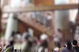 郑州一动物乐园游客疑因排队时间久打架 客服：派出所已介入处理图片