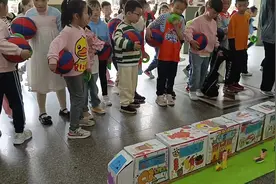 小学生用废弃材料“打造”出“长沙号地铁”图片