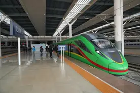 党报荐读丨“山东造”动车带你“早上昆明吃米线，傍晚万象喝咖啡”图片