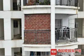 南宁一住宅用红砖砌墙封阳台引质疑，业主：为了“挡风留财”图片
