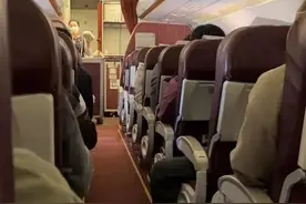 空姐飞机上推销商品长达40分钟，业内人士：不违规，你怎么看？图片