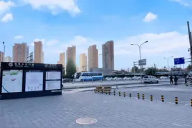 腾出一座停车场，小红门地铁站B口更有序了图片