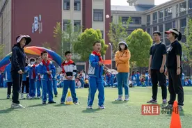 学校办“爱眼趣味运动会”，闯关项目你想不到图片