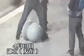 酒后欢乐多！俩男子酒后把石墩当陀螺抽打，网友：有卧龙的地方一定有凤雏图片