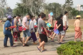 时隔三年再次举办，瑞丽泼水节正式开幕，居民：被泼水不会生气，参与该活动一般不穿雨衣图片