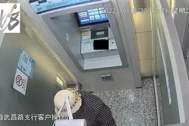 六旬老太太捡到信用卡，竟猜出密码取现7000元，最后……图片