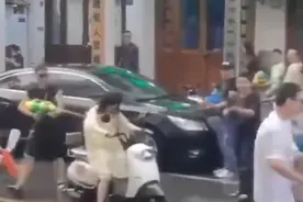 泼水节变味？女生颜值越高被泼越狠 有人笑称要将水枪里装满卸妆水图片