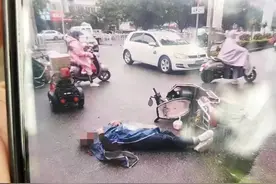 柳州一辆老年代步车与电动车发生碰撞，伤者多处骨折！肇事者丢下车跑了图片