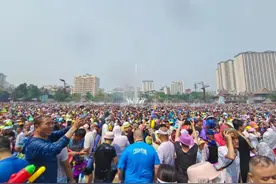 欢度泼水节｜水！水！水！西双版纳万人泼水共狂欢图片