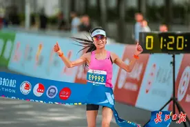女子半马冠军王巧霞：赛道跑起来很舒服图片