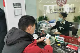 江城中小银行15日下调存款利率，短期不会出现大规模“存款搬家”图片