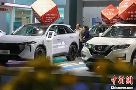 2023第13届贵阳国际汽车展吸引市民图片