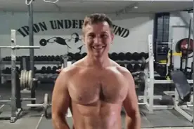 澳大利亚男子一小时内完成三千多个俯卧撑图片